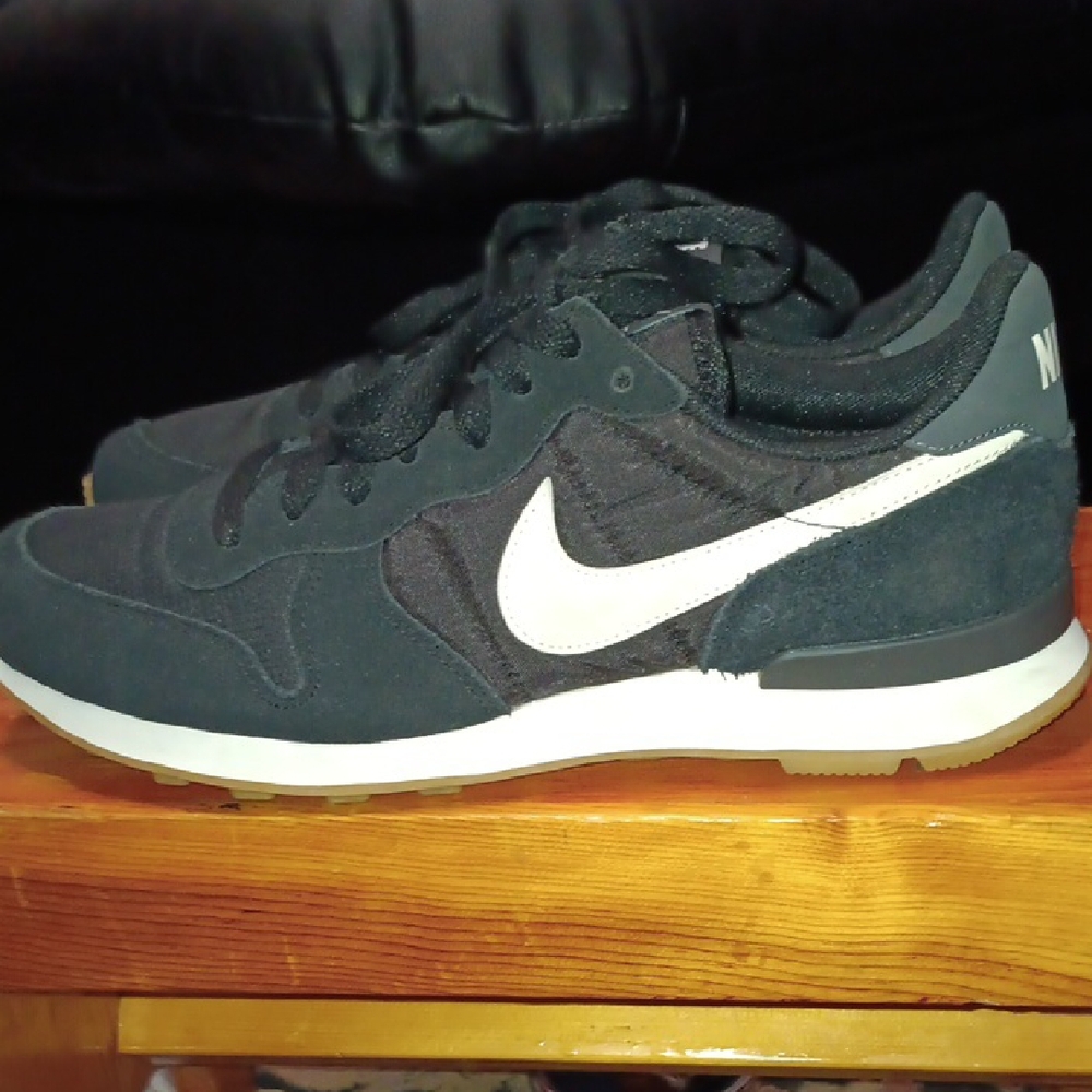 Nike INTERNATIONALIST Black Gum